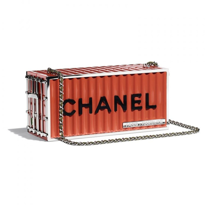 Chanel mê hoặc các tín đồ với túi xách hình container, phao cứu sinh ảnh 12