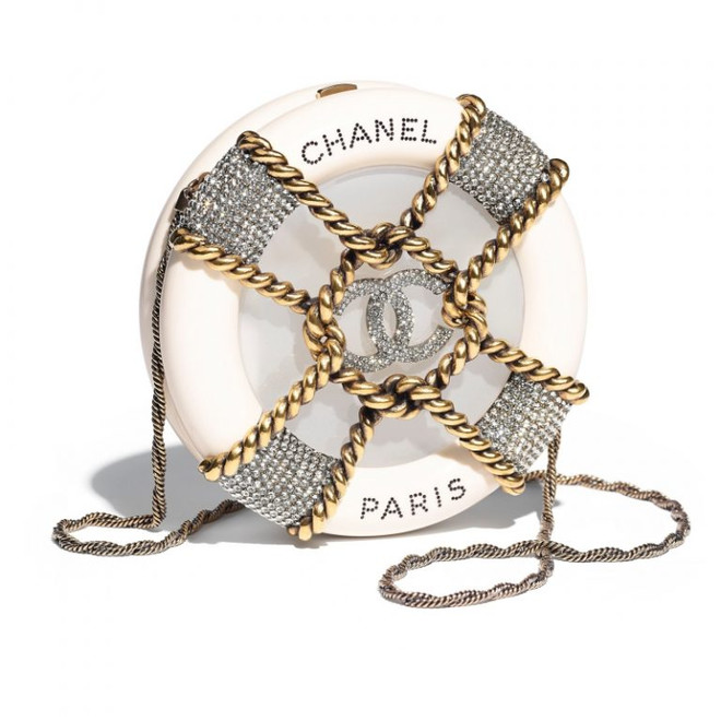 Chanel mê hoặc các tín đồ với túi xách hình container, phao cứu sinh ảnh 10