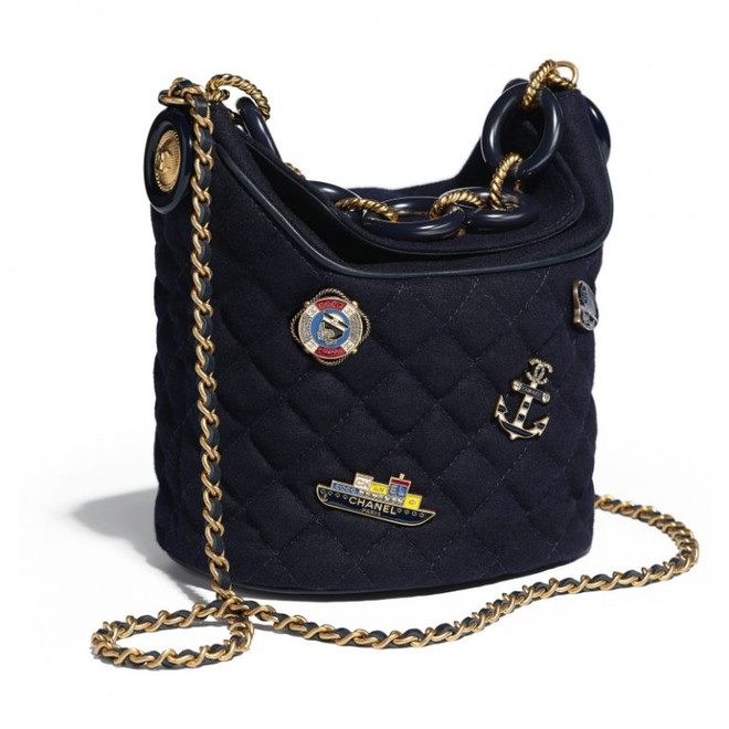 Chanel mê hoặc các tín đồ với túi xách hình container, phao cứu sinh ảnh 14