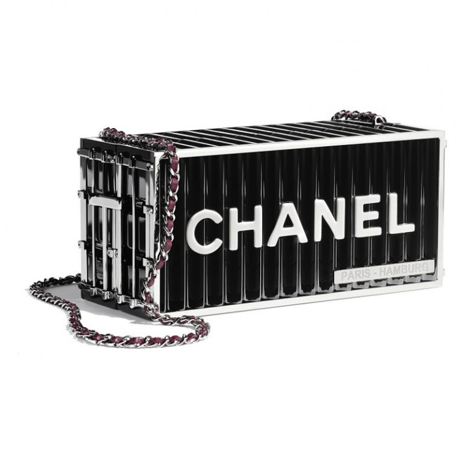 Chanel mê hoặc các tín đồ với túi xách hình container, phao cứu sinh ảnh 11