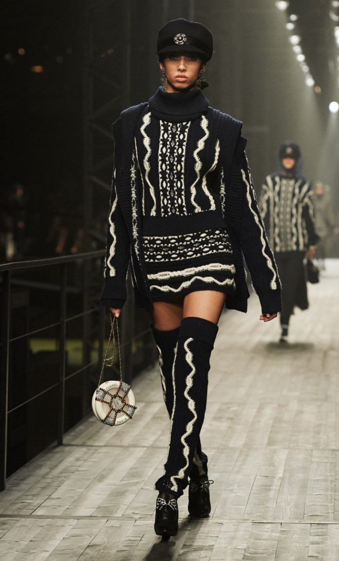 Chanel mê hoặc các tín đồ với túi xách hình container, phao cứu sinh ảnh 18