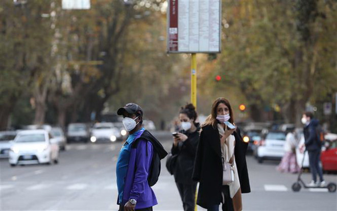 Các lãnh đạo EU kêu gọi cần thận trọng hơn khi dỡ bỏ các hạn chế ảnh 1