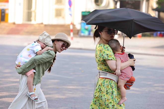 Nắng nóng gay gắt làm ảnh hưởng tới sức khỏe của trẻ em và người già. (Ảnh: Minh Đức/TTXVN) ttxvn-soc nhiet3.jpg