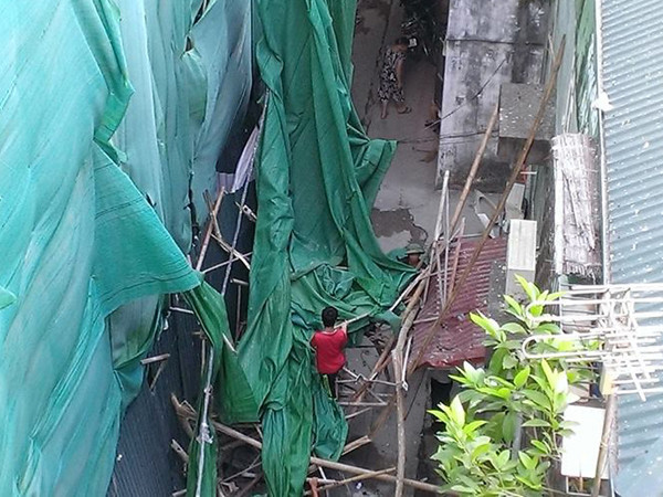 [Video] Hiện trường vụ giàn giáo nhà cao tầng đổ sập vào nhà dân ảnh 1