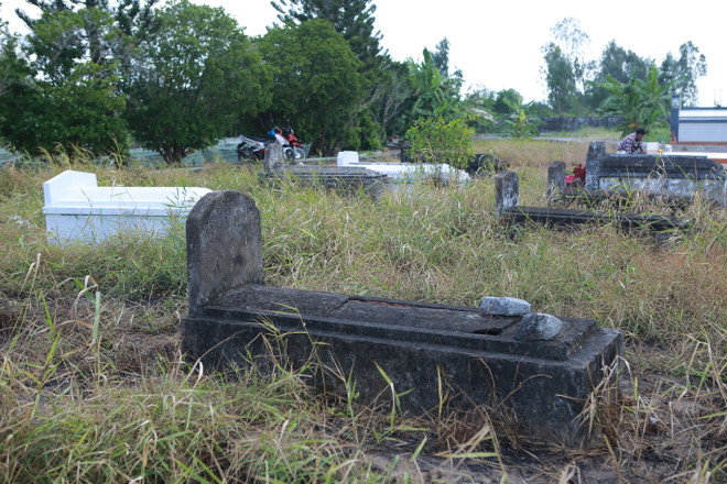 Bài 2: Số phận những ngôi mộ nằm ngoài rìa nghĩa trang liệt sỹ ảnh 2