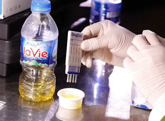 Uống rượu ngâm cây anh túc, tài xế bị phát hiện dương tính với ma túy ảnh 1