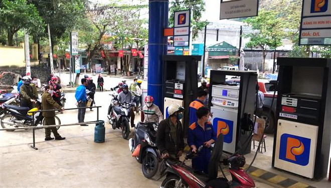 Người dân mua xăng. (Ảnh: Bảo Ngọc/TTXVN phát) Điều hành giá trong điều kiện mới: Tránh lạm phát kỳ vọng ảnh 1