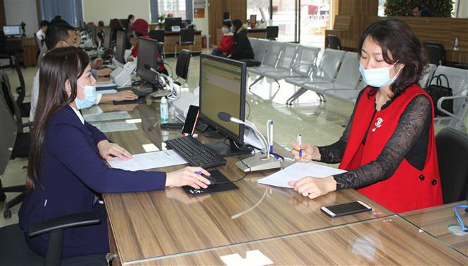 Người dân nộp tiền điện tại Ninh Bình. (Ảnh: Thùy Dung/TTXVN) Điều hành giá trong điều kiện mới: Tránh lạm phát kỳ vọng ảnh 2