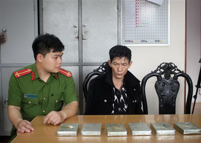 Bắt quả tang hai đối tượng vận chuyển trái phép 6 bánh heroin ảnh 1
