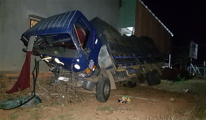 Xe tải lao vào nhà dân, 3 người bị thương, 8 người may mắn thoát chết ảnh 1