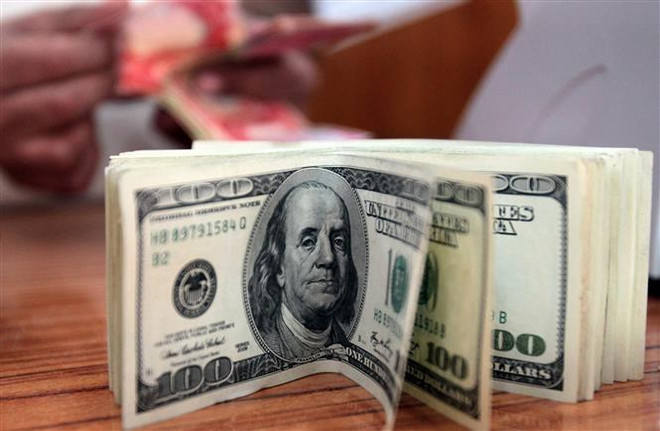 Đồng USD. (Ảnh: AFP/TTXVN) Fed giữ nguyên lãi suất, chấm dứt chuỗi 10 lần tăng liên tiếp ảnh 1