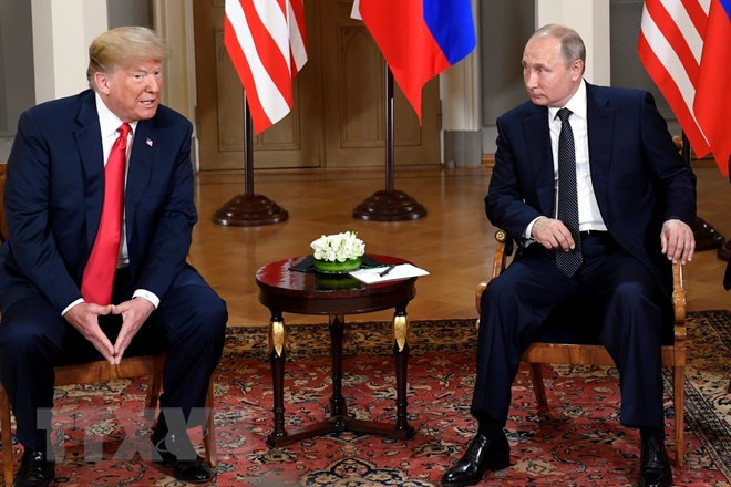 Tổng thống Mỹ Donald Trump (trái) và Tổng thống Nga Vladimir Putin trong cuộc gặp thượng đỉnh tại Helsinki, Phần Lan ngày 16/7. (Nguồn: THX/ TTXVN) Nga cảnh báo nguy cơ Chiến tranh thế giới thứ ba từ Mỹ ảnh 1
