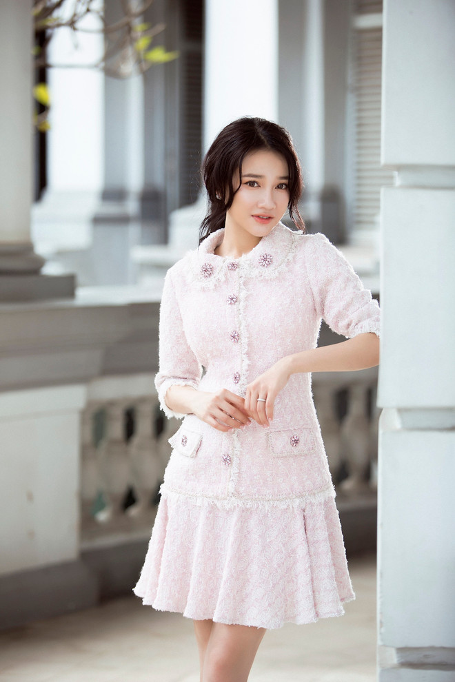 Nhã Phương tái xuất khoe vẻ rạng rỡ, sang trọng sau khi kết hôn ảnh 9