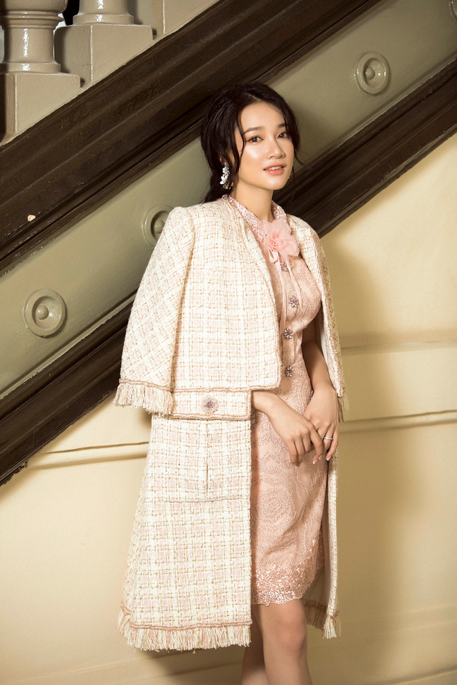 Nhã Phương tái xuất khoe vẻ rạng rỡ, sang trọng sau khi kết hôn ảnh 1