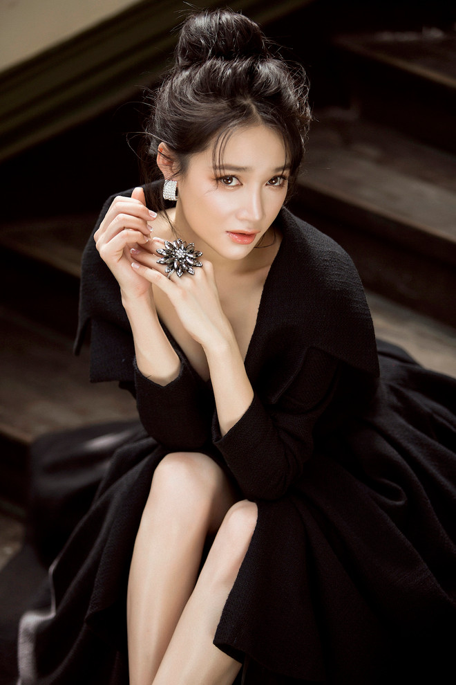 Nhã Phương tái xuất khoe vẻ rạng rỡ, sang trọng sau khi kết hôn ảnh 10