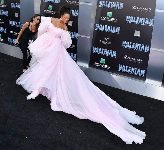 Rihanna và Cara Delevinge thi nhau khoe vòng một táo bạo ảnh 8