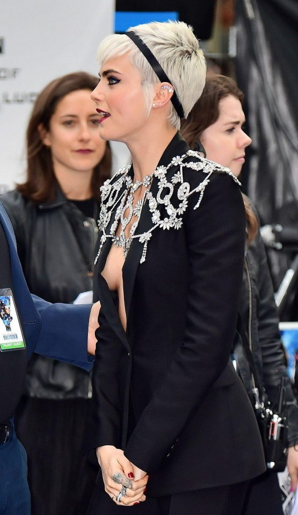 Rihanna và Cara Delevinge thi nhau khoe vòng một táo bạo ảnh 6