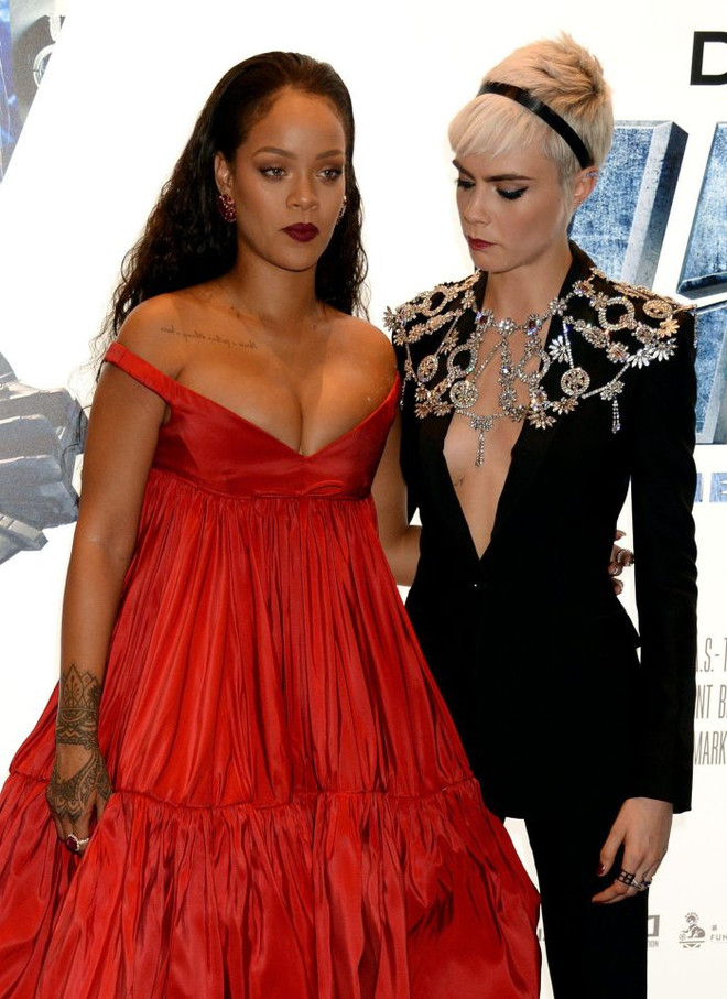 Rihanna và Cara Delevinge thi nhau khoe vòng một táo bạo ảnh 4