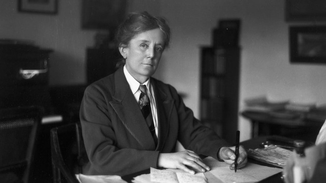 Trào lưu tái hiện lịch sử đưa phụ nữ thoát khỏi bóng tối tại Anh ảnh 1