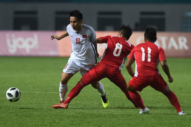 ASIAD 2018: Tiền vệ Hùng Dũng sẽ về Việt Nam để hội chẩn chấn thương ảnh 1