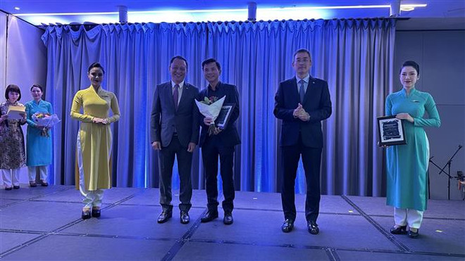 Vietnam Airlines tổ chức tri ân các đại lý, các đối tác hàng không Pháp đã luôn sát cánh, ủng hộ Vietnam Airlines trong suốt quá trình thiết lập và phát triển đường bay Pháp. (Ảnh: Thu Hà/TTXVN) Vietnam Airlines góp phần thắt chặt quan hệ hữu nghị Việt Nam-Pháp ảnh 2
