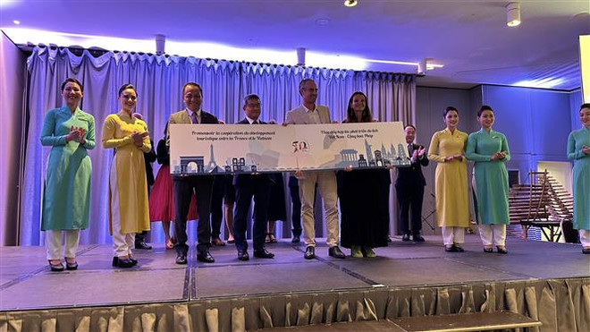 Vietnam Airlines và các đối tác hàng không, du lịch thực hiện nghi thức phát động, thúc đẩy hợp tác phát triển du lịch Việt Nam-Pháp. (Ảnh: Thu Hà/TTXVN) Vietnam Airlines góp phần thắt chặt quan hệ hữu nghị Việt Nam-Pháp ảnh 3