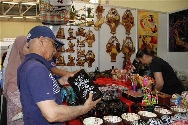 Các sản phẩm đồ thủ công mỹ nghệ của gian hàng Công ty TNHH xuất nhập khẩu Hiền được khách tham quan tìm hiểu. (Ảnh: Trung Khánh/TTXVN) Khách tham dự Hội chợ Quốc tế Algiers rất ấn tượng với hàng Việt Nam ảnh 2