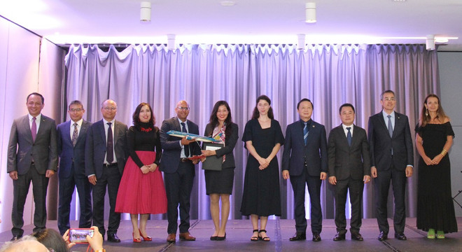Phó Thủ tướng Chính phủ Trần Hồng Hà dự lễ kỷ niệm 20 năm đường bay thẳng Việt Nam-Cộng hòa Pháp của Vietnam Airlines. (Ảnh: PV/Vietnam+) Vietnam Airlines góp phần thắt chặt quan hệ hữu nghị Việt Nam-Pháp ảnh 1