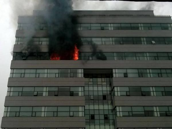 Cháy lớn ở đại học Ngoại thương Hà Nội trong giờ học ảnh 3