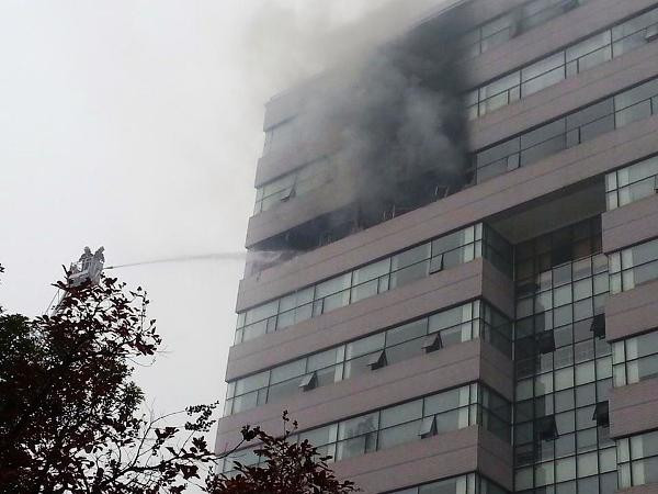 Cháy lớn ở đại học Ngoại thương Hà Nội trong giờ học ảnh 1