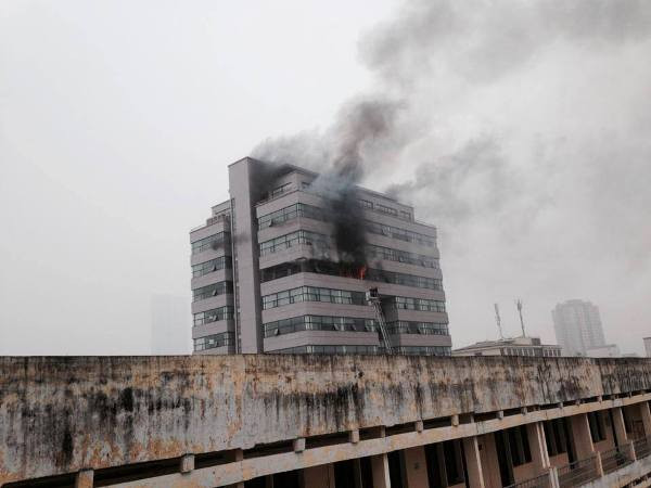 Cháy lớn ở đại học Ngoại thương Hà Nội trong giờ học ảnh 2