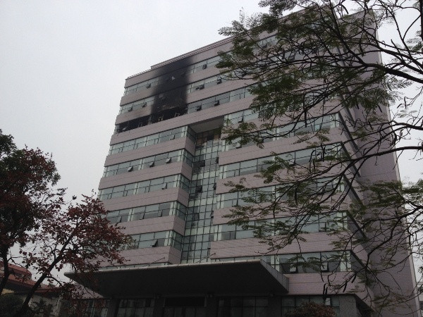 Cháy lớn ở đại học Ngoại thương Hà Nội trong giờ học ảnh 5