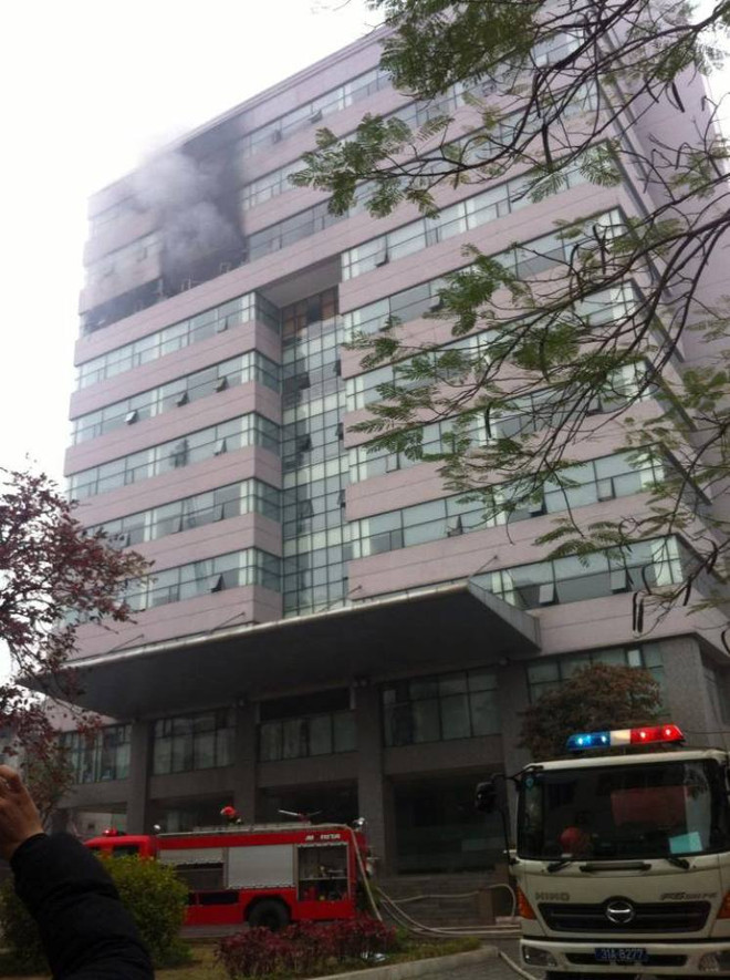 Cháy lớn ở đại học Ngoại thương Hà Nội trong giờ học ảnh 4