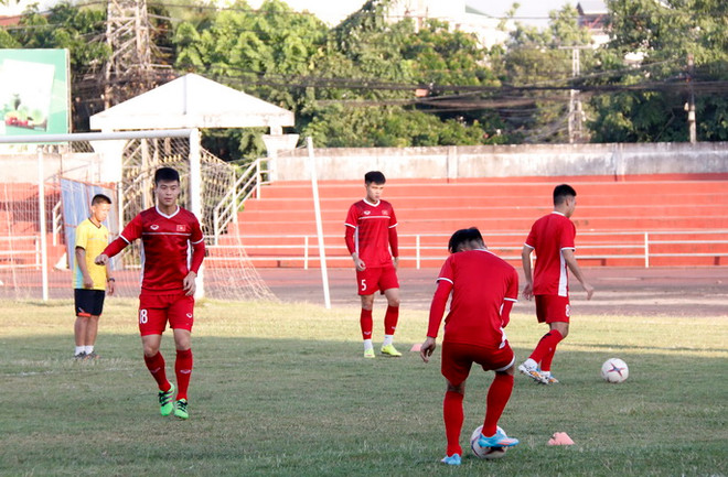 Đội tuyển bóng đá Việt Nam đổi kế hoạch, tập nhẹ tại Vientiane ảnh 1