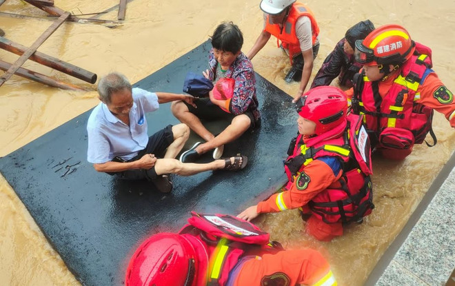 Bão Doksuri kèm theo mưa lớn hoành hành dữ dội tại Trung Quốc ảnh 1