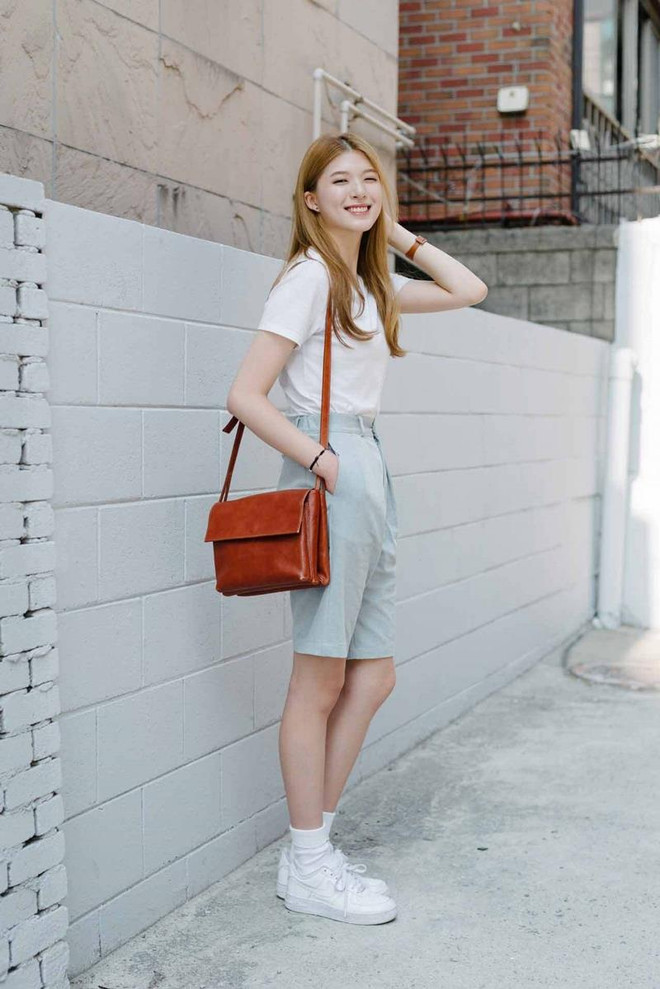 Quần shorts tông màu pastel diện cùng áo phông trắng và một đôi sneakers all-white chắc chắn là công thức phối đồ cơ bản mà các bạn gái nên bỏ túi trong mùa Hè này. Mùa Hè tự tin xuống phố cùng 3 bí kíp 'lên đồ' sàng điệu ảnh 2