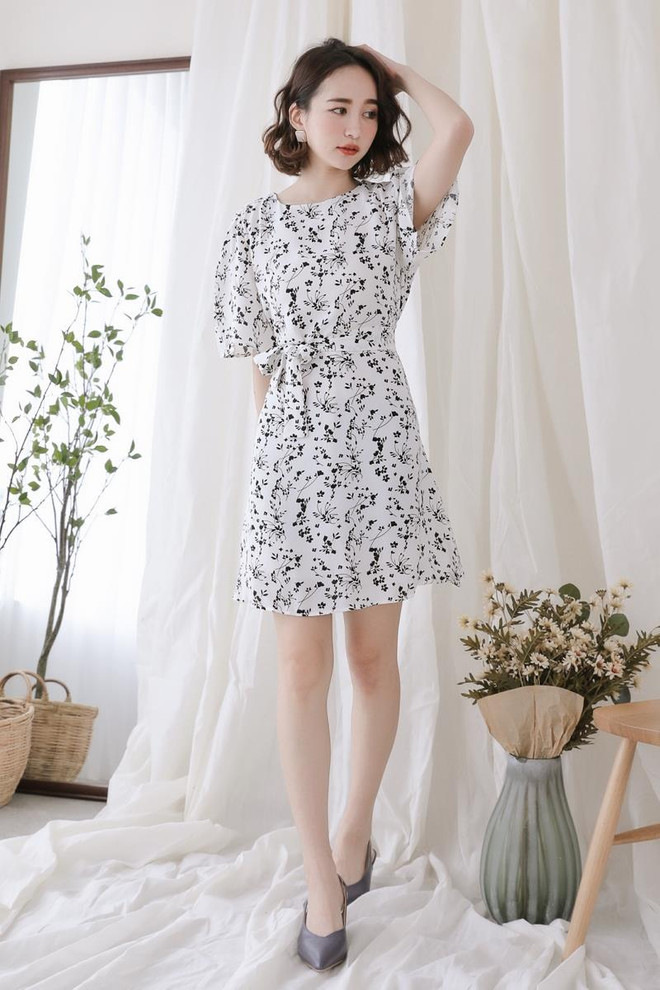 Để tránh quá ''bánh bèo'', các chị em nên chọn những bộ váy hoa phom ngắn và hạn chế diện những màu sắc quá sặc sỡ. Mùa Hè tự tin xuống phố cùng 3 bí kíp 'lên đồ' sàng điệu ảnh 3