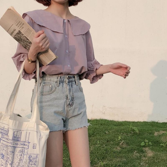 Dù đã là mốt thịnh hành của giới trẻ hiện nay nhưng túi tote lại càng trở nên phổ biến hơn trong mùa Hè, với rất nhiều kiểu dáng, màu sắc, họa tiết để cho hội chị em sành điệu lựa chọn. Mùa Hè tự tin xuống phố cùng 3 bí kíp 'lên đồ' sàng điệu ảnh 6