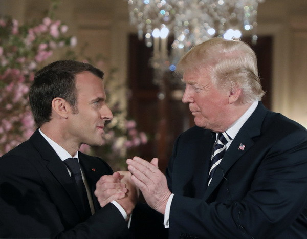 Tổng thống Mỹ Donald Trump (phải) và Tổng thống Pháp Emmanuel Macron (trái) tại cuộc họp báo ở Washington, DC. (Nguồn: AFP/TTXVN) Mỹ-Pháp tìm cách giải quyết bất đồng về thỏa thuận hạt nhân Iran ảnh 1