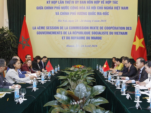 Thứ trưởng Bộ Ngoại giao Việt Nam Vũ Hồng Nam và Quốc vụ khanh Bộ Ngoại giao và hợp tác quốc tế Maroc Mounia Boucetta chủ trì phiên họp chính thức Kỳ họp lần 4. (Ảnh: Lâm Khánh/TTXVN) Kỳ họp Ủy ban hỗn hợp lần 4 và Tham vấn chính trị lần 5 Việt Nam-Maroc ảnh 1