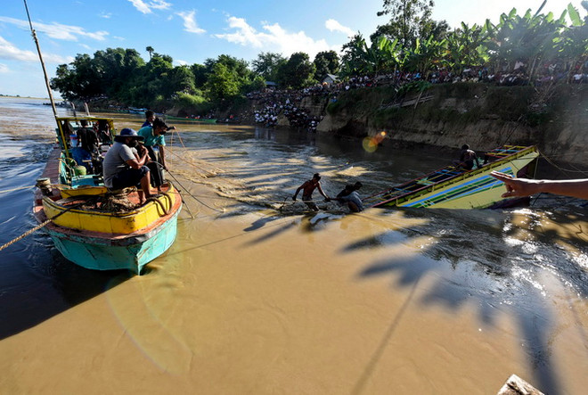 Lật phà ở Philippines: 4 người chết, hơn 200 khách vào bờ an toàn ảnh 1