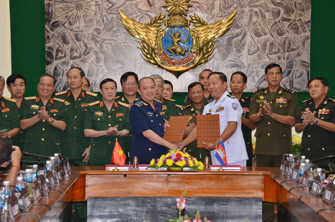Hai bên trao đổi văn kiện sau lễ ký kết Thoả thuận thiết lập đường dây nóng giữa Bộ tư lệnh Cảnh sát biển Việt Nam và Ủy ban Quốc gia An toàn hàng hải Campuchia . (Ảnh: TTXVN) Việt Nam-Campuchia phối hợp phòng, chống cứu hộ cứu nạn khu biên giới ảnh 2
