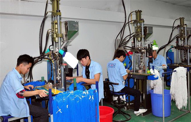 Sản xuất linh kiện tai nghe tại Công ty JEP thuộc Khu công nghiệp Kim Động, tỉnh Hưng Yên. (Ảnh: Phạm Kiên/TTXVN) Những nhân tố thúc đẩy tăng trưởng kinh tế của Việt Nam trong 2020 ảnh 1