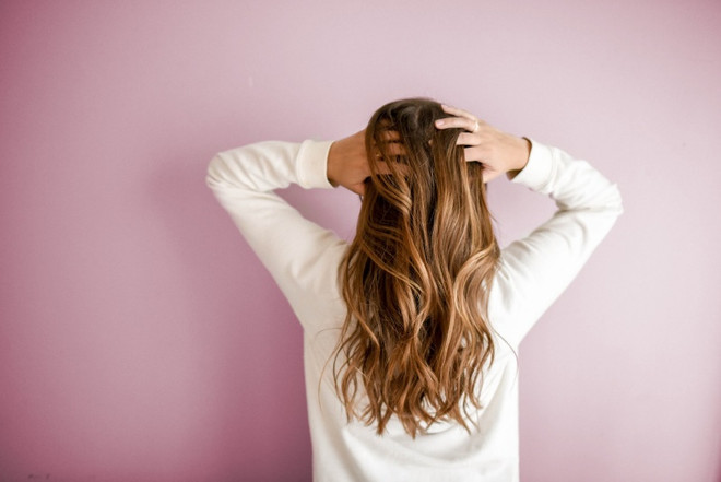 5 bí quyết giúp phái đẹp giải cứu mái tóc khỏi tình trạng bết dầu ảnh 1