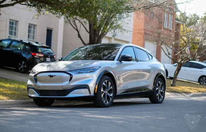 Ford triệu hồi 49.000 xe điện Mach-E do nguy cơ mất nguồn điện ảnh 1