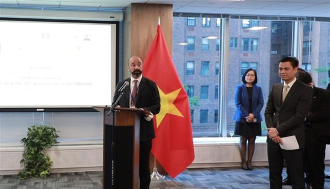 Phó Tổng thư ký LHQ phụ trách các vấn đề pháp lý Miguel Soares phát biểu tại buổi chiêu đãi. (Ảnh: Vũ Khắc Hiếu/TTXVN) Việt Nam mong Nhóm Bạn bè UNCLOS 1982 sẽ tiếp tục phát triển ảnh 2