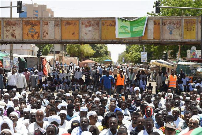Người biểu tình tập trung tại Khartoum, Sudan. (Ảnh: AFP/TTXVN) Sudan: TMC khẳng định sẵn sàng thành lập chính phủ dân sự ảnh 1