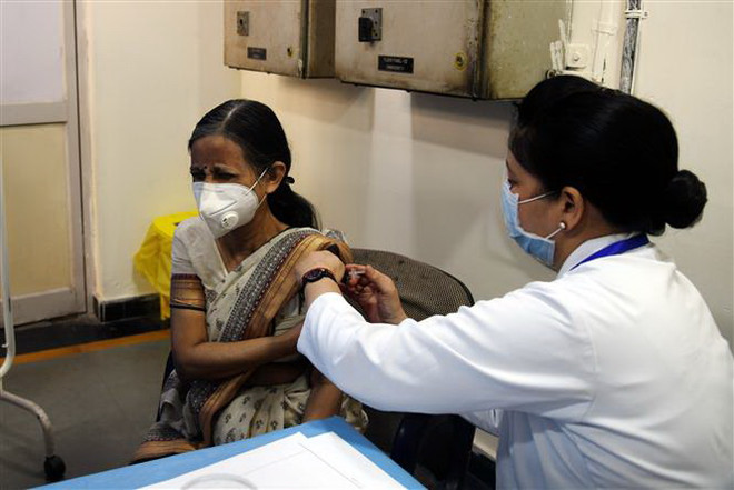 Nhân viên y tế tiêm vaccine phòng COVID-19 cho người dân tại New Delhi, Ấn Độ. (Ảnh: THX/TTXVN) COVID-19: Ấn Độ phát hiện biến thể mới của virus SARS CoV-2 ở 7 bang ảnh 1