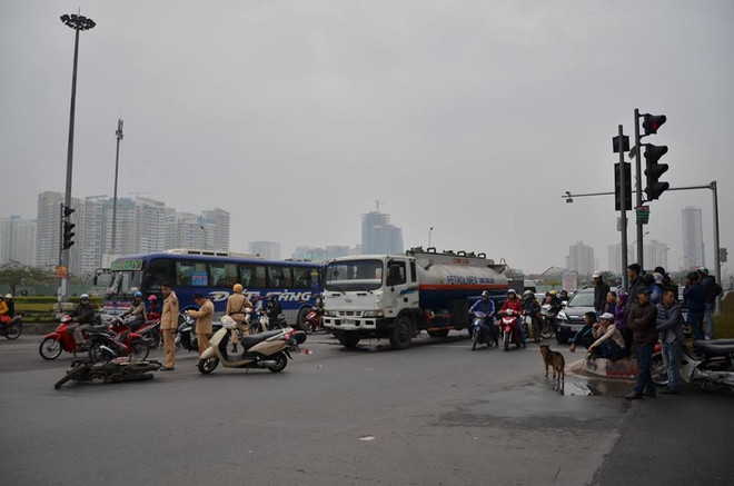 Mất phanh, xe bồn Petrolimex húc tung đám đông chờ đèn đỏ ảnh 2