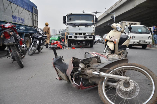 Mất phanh, xe bồn Petrolimex húc tung đám đông chờ đèn đỏ ảnh 1